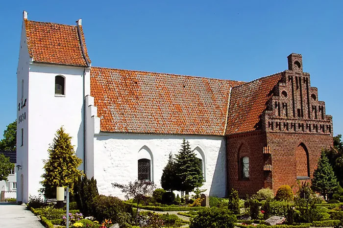 Fuglebjerg Kirke set fra syd med kirkegården foran