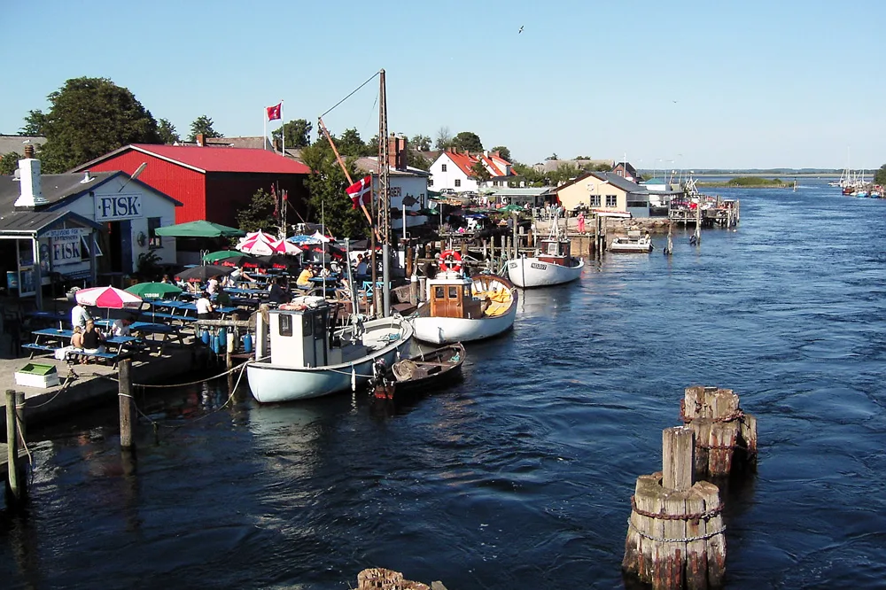 Fiskerbåde langs kanalen i Karrebæksminde Havn