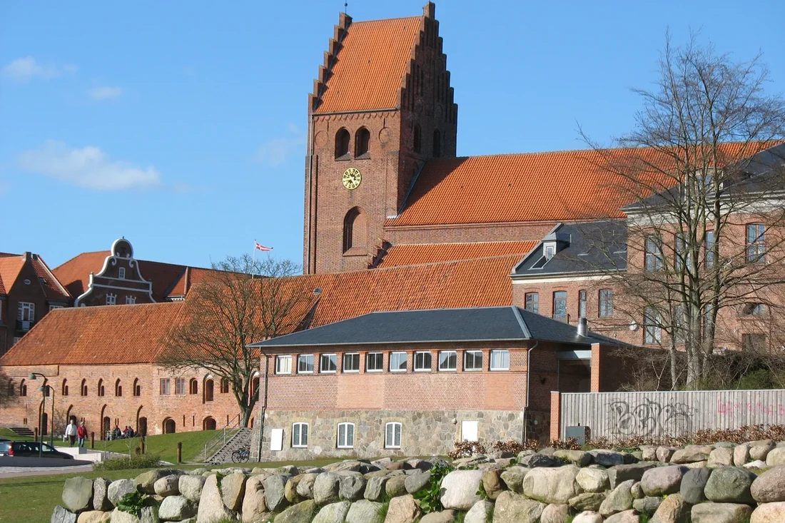 Skt. Peders Kirke i Næstved med de gamle boder foran