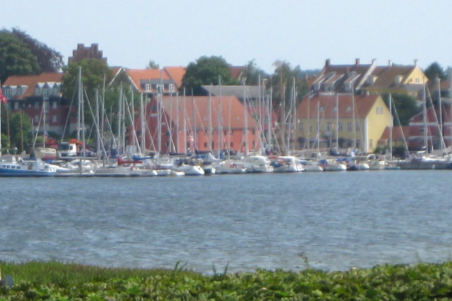 Præstø Havn med lystbåde og de gamle huse langs havnen